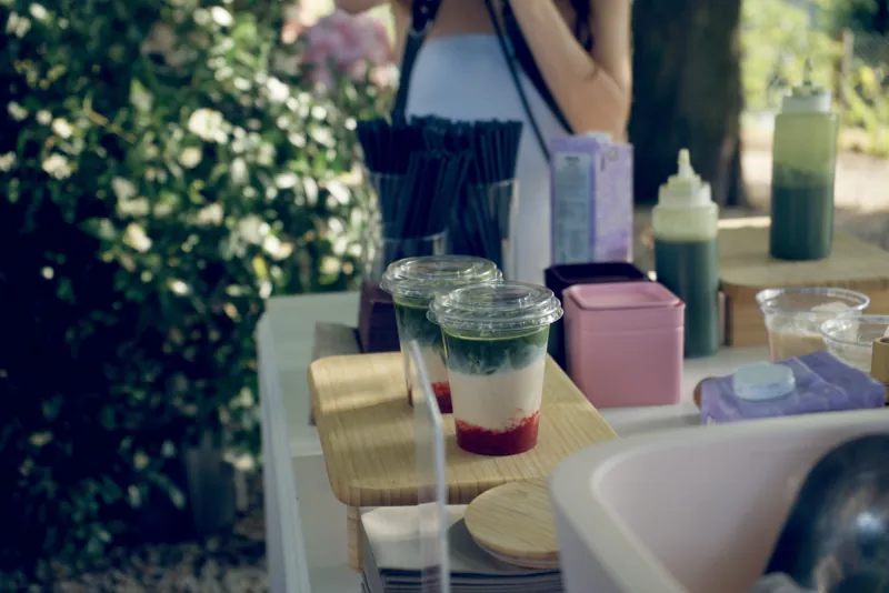 Geschichteter Iced Matcha Drink mit Fruchtsirup